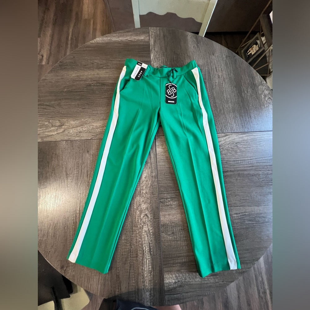 Super Cute Green Cropped Pants. Perfect for St. Patty’s Day Fun! Size Small NWT